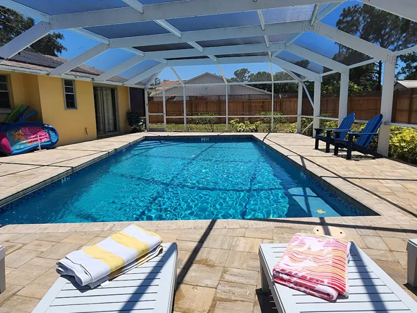 Maison privée avec piscine chauffée. Marcher ou faire du vélo au parc Shamrock et à proximité des plages - Image 1