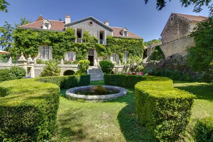Petit château au coeur de la Bourgogne, piscine, vue panoramique - Image 1