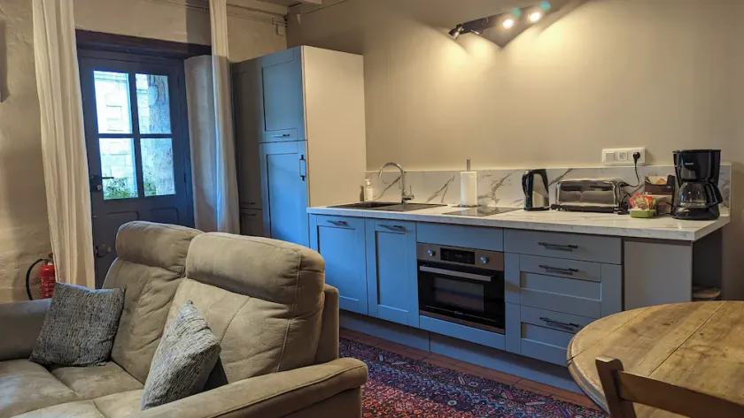 Warm one-bedroom, one floor, self-catered cottage with gated garden - Image 1