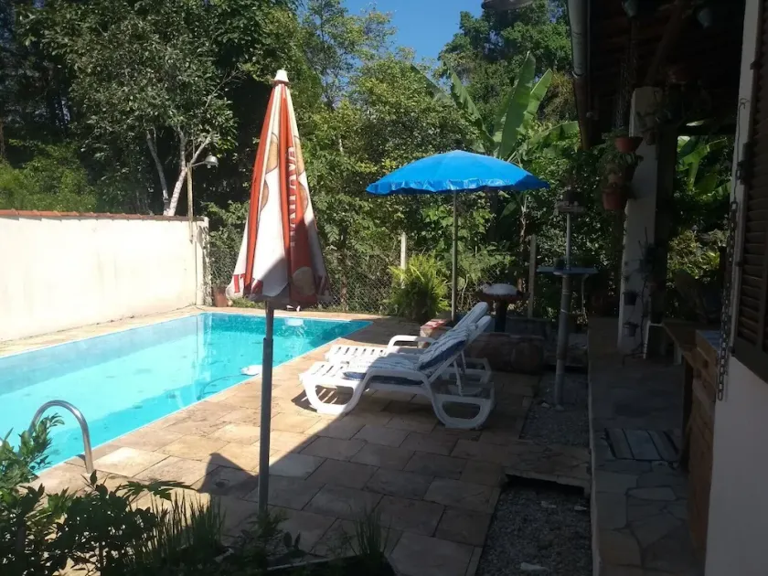 Single-story house with a swimming pool. - Image 1