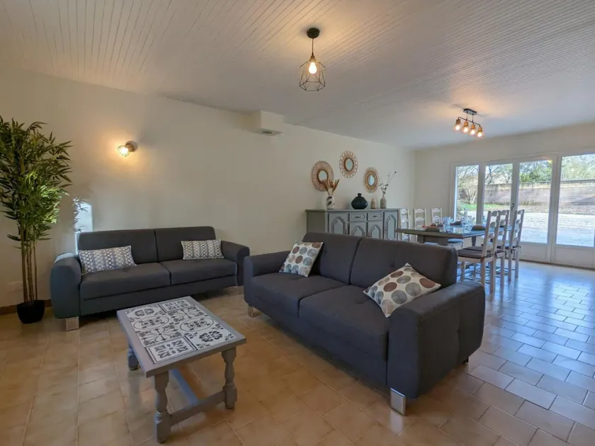 Single-story house with wifi and pets allowed, private garden and terrace - Image 1