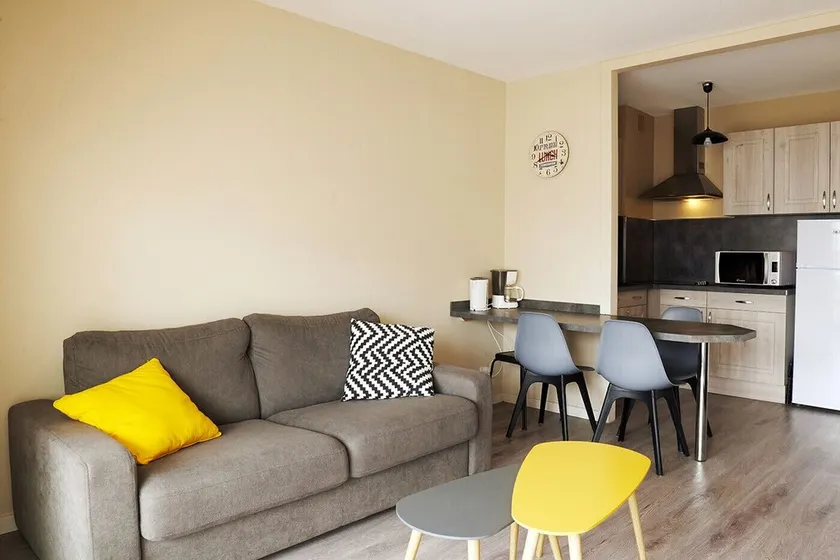 Beach 200m away, apt for 2 adults & 2 kids - Image 1