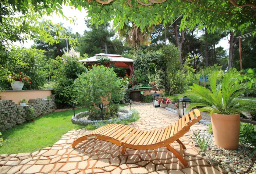 Vicino alla spiaggia, giardino con vasca idromassaggio, barbecue e sedie a sdraio - Image 1