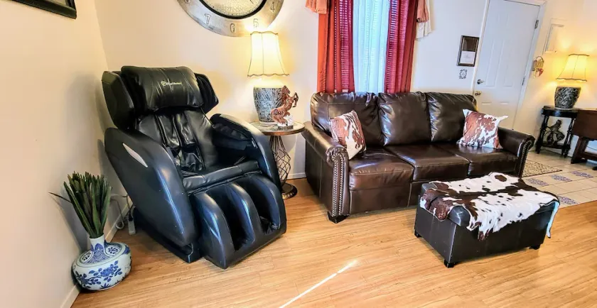 Private fun rental, no stairs,  massage Chair, fenced-in yard - Image 1