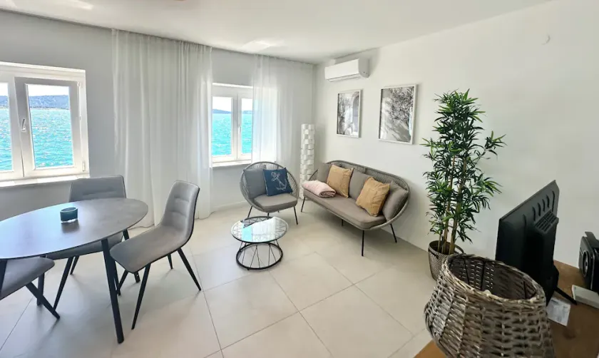 Spacious vacation apartment with sea view - Image 1