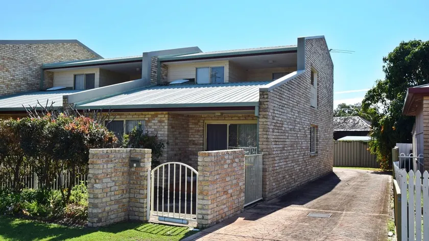 Well-equipped two storey townhouse situated close to town with only a short walk to the shops and be - Image 1