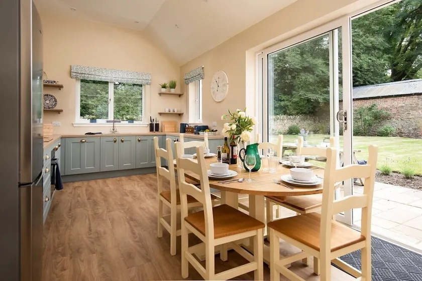 The Coach House sleeps six in three bedrooms - Image 1