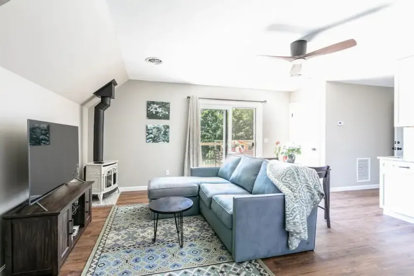 Sleeps 12: Apt & 3 rooms with common area and deck - Image 1