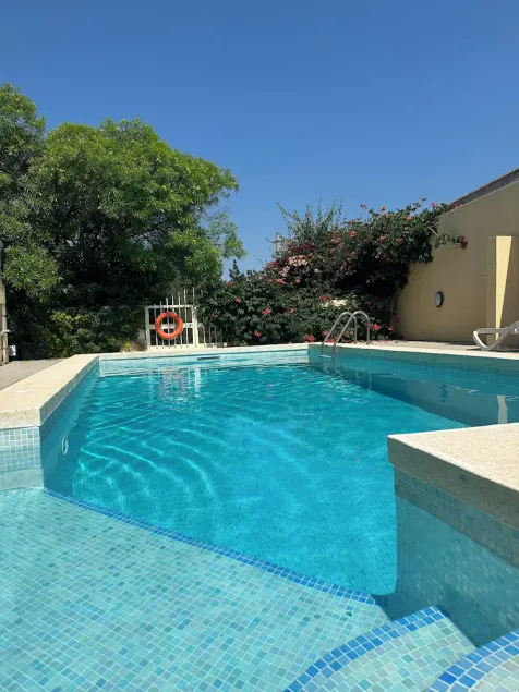 Villa apartment with lovely outdoor pool and spacious garden - Image 1
