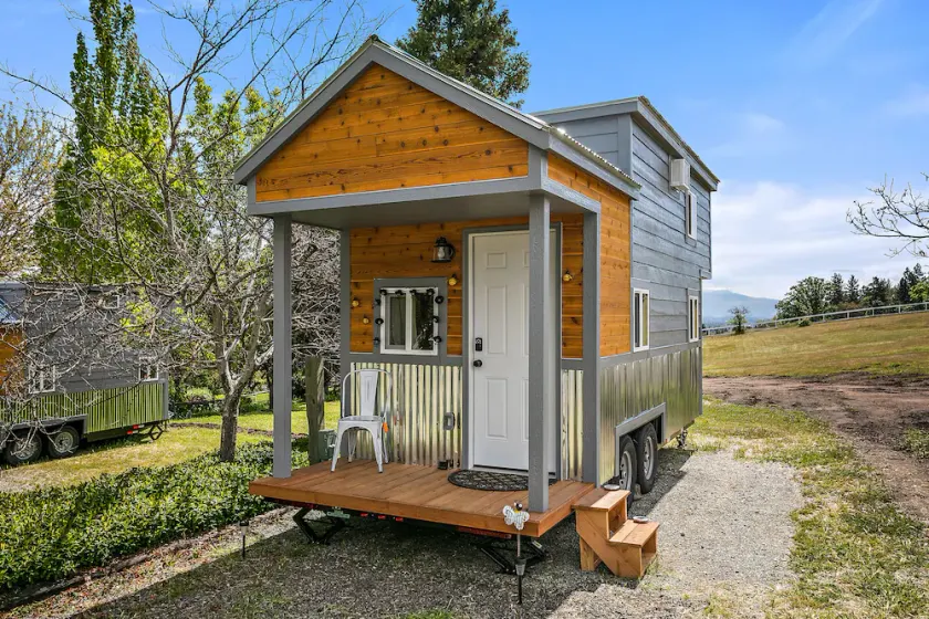  Cozy Tiny House! Small But Mighty ~ Comfy & Gorgeous Location - Image 1