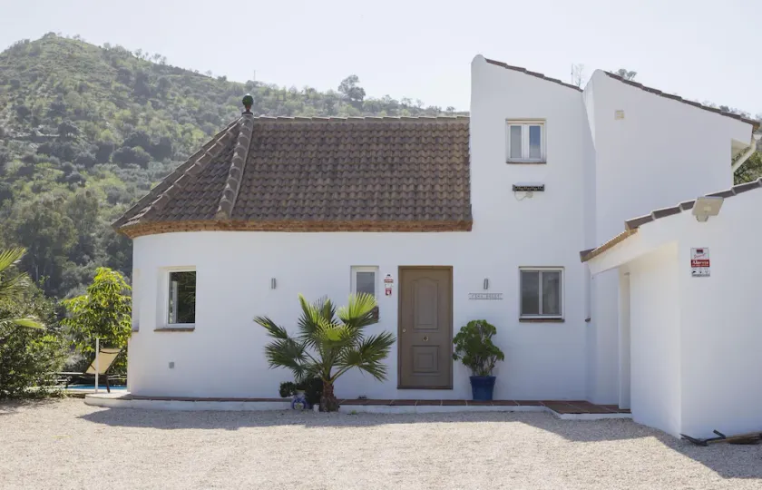 Villa Spacieuse et Moderne avec Piscine Privée, Bain à Remous et WiFi - Image 1