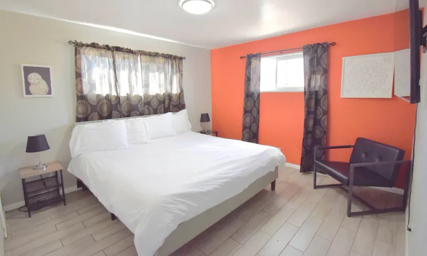 Bright & Spacious Upper Unit with Two Bedrooms in Denver - Image 1