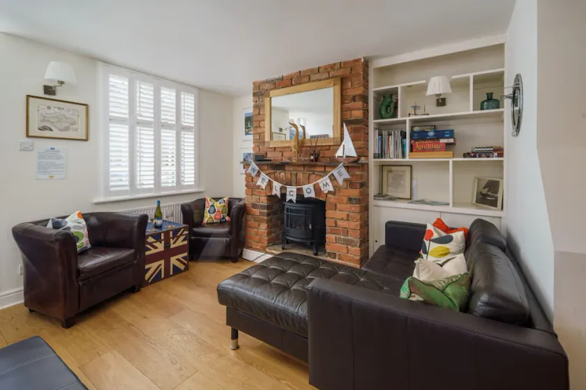 Central Cowes Victorian Cottage. Sunny Garden, 2 baths, Ferry Discount STA. - Image 1