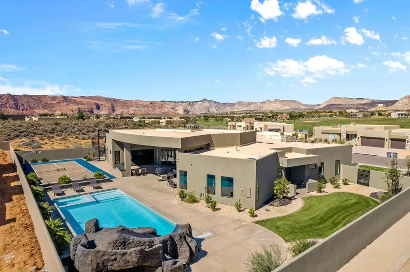 Sleeps 20, Pool w/ Slide & Spa, Theatre, Outdoor Kitchen - Image 1