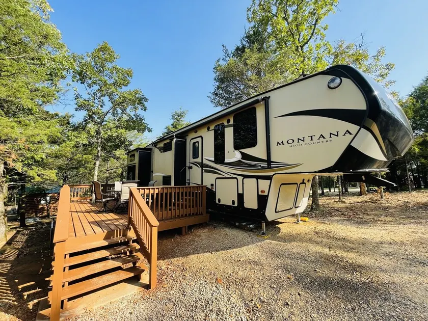 Cozy/5th wheel camper/ fire pit/large deck/close to Hochatown/Pine Creek Lake - Image 1