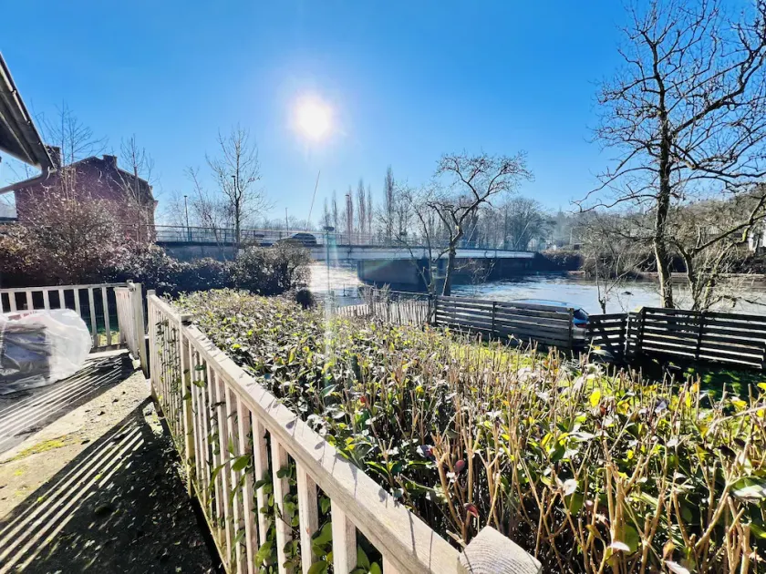 Maison proche rivière avec jardin  - Image 1