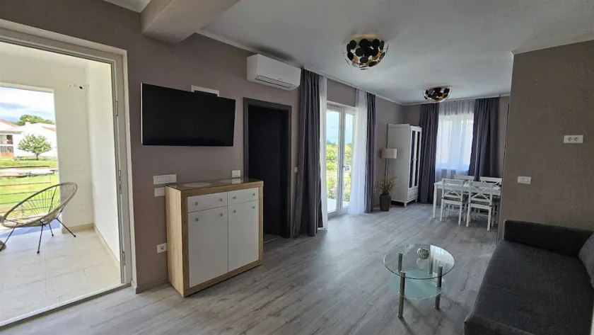 CASA BIANCA One-Bedroom Apartment with Balcony 2 - Image 1