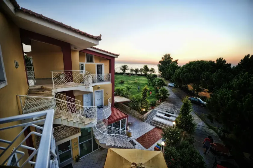 Calme Suites en bord de mer de luxe à Kalo Nero Beach avec une vue spectaculaire sur l'océan - Image 1