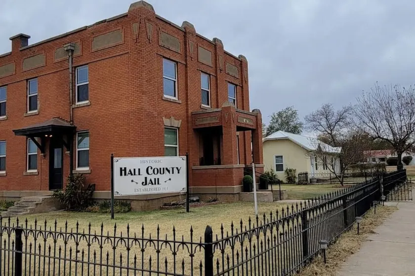 502 W Robertson St. Memphis, TX · Ancienne prison historique convertie - Image 1