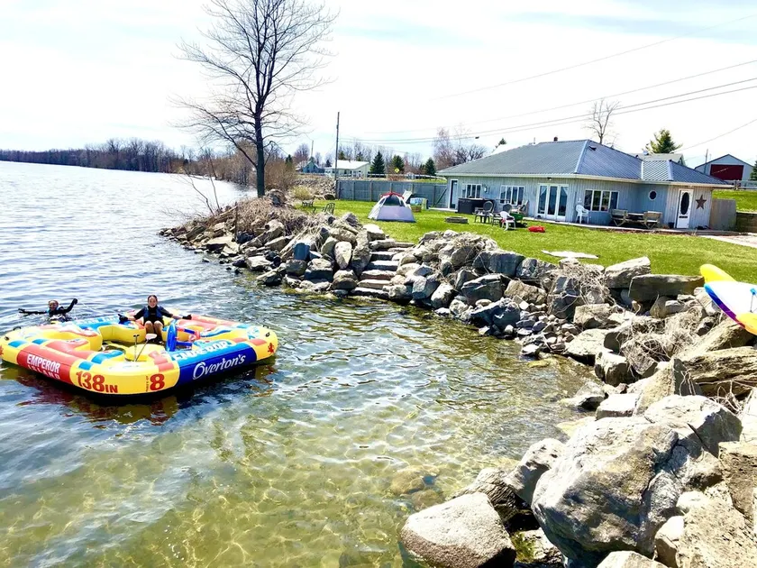 Privat Lakefront Retreat - Image 1