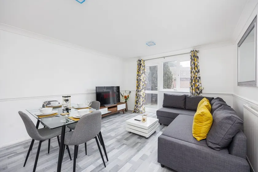 Lovely 2 Bed House in Grays. - Image 1