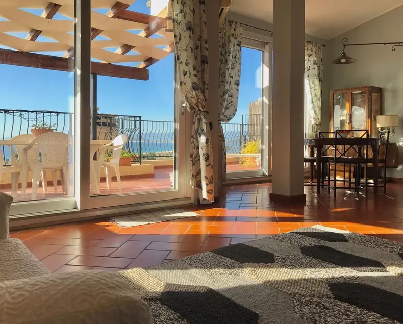 Elegantes, zentral gelegenes Penthouse mit fantastischem Meerblick in Strandnähe - Image 1