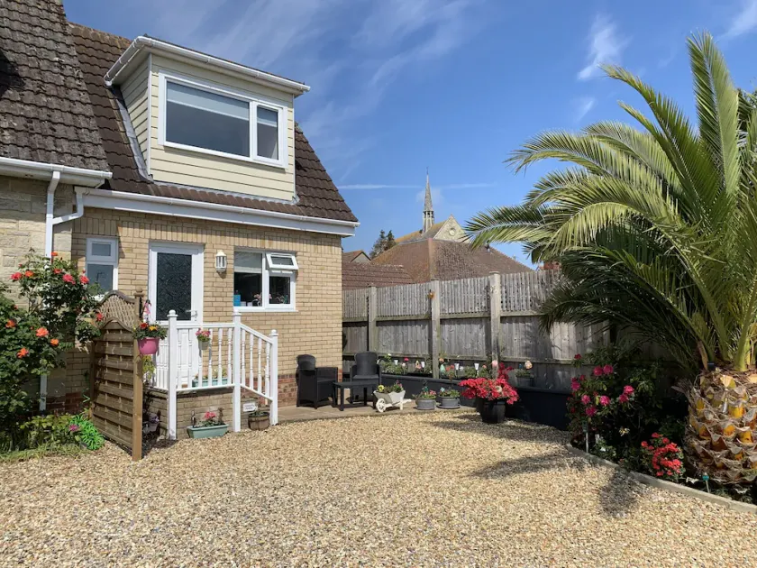 FANTASTIC  Holiday home in Sandown (Private Entrance) near to beach with garden - Image 1