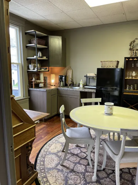 Cozy and artistic Pied-a-Terre, perfect for a weekend romantic getaway. - Image 1