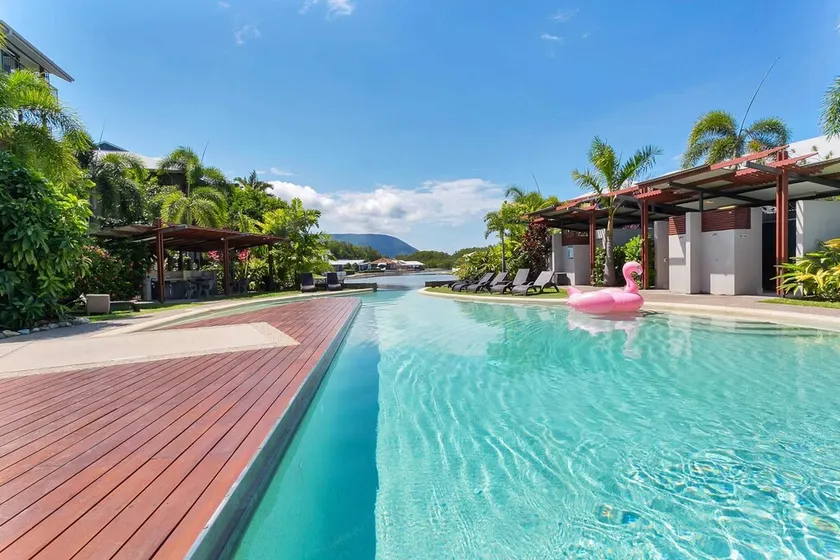 Blue Lagoon Resort Lakeside Apartment - Image 1