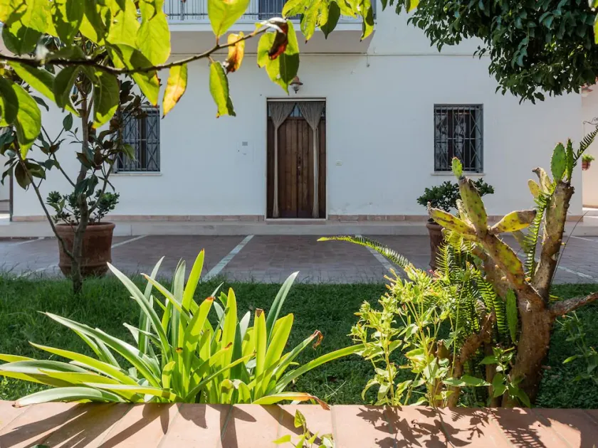 Cozy abode surrounded by greenery, just 10 minutes from the sea - Image 1