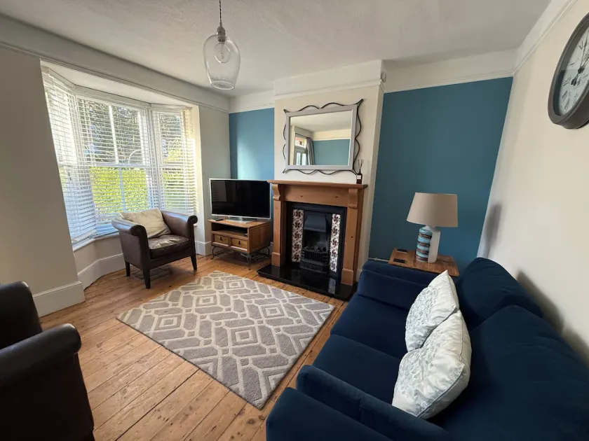 Charming 2 bed cottage in the heart of Canterbury with parking nearby - Image 1