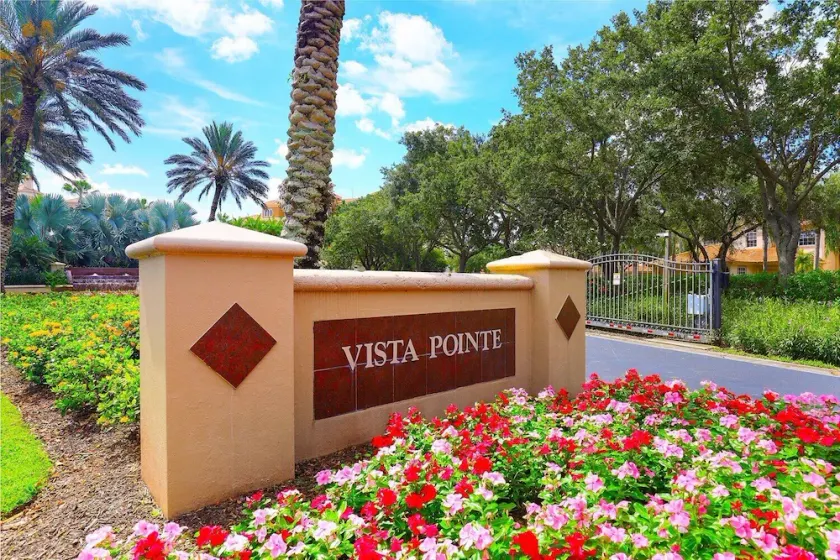 Luxury condo with Beautiful Lake and Golf Course in Vineyards Community - Image 1
