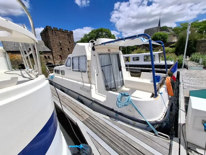 Unique Stay Onboard in Chenillé-Changé - Up to 5 Guests - Image 1