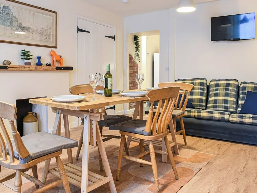 2 bedroom accommodation in South Molton - Image 1