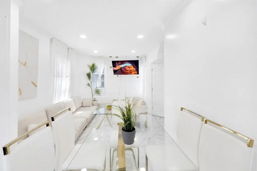 Luxury 5 BR Home Free Parking - Image 1