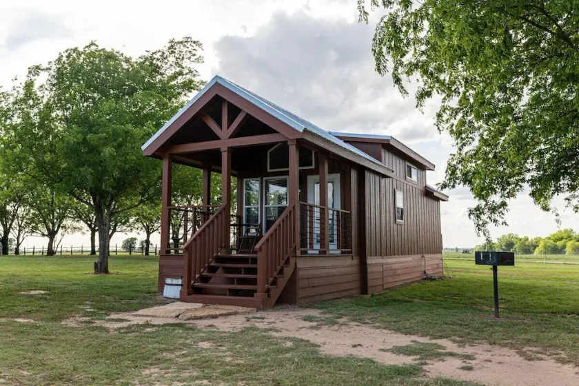 Exquisite Cabin, Enchanting Sunrises and Safari - Image 1