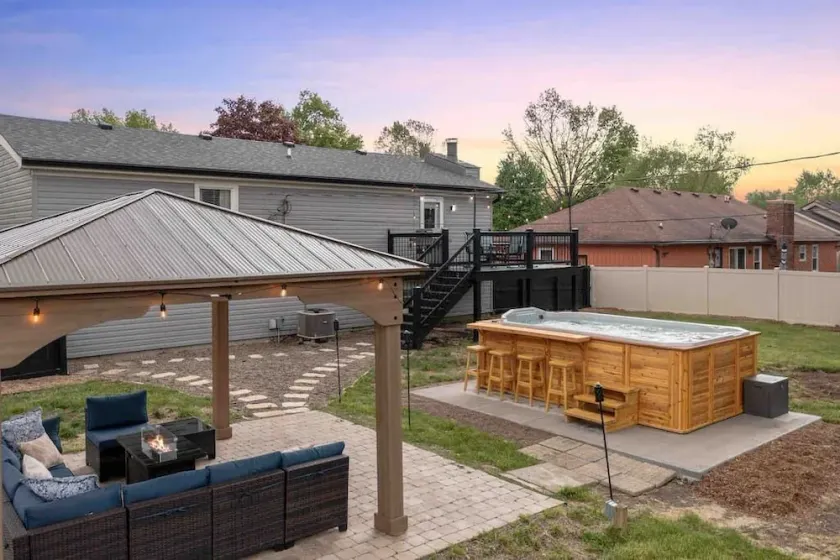 10 Min to Louisville, Huge Hot Tub, Awesome Backyard - Image 1