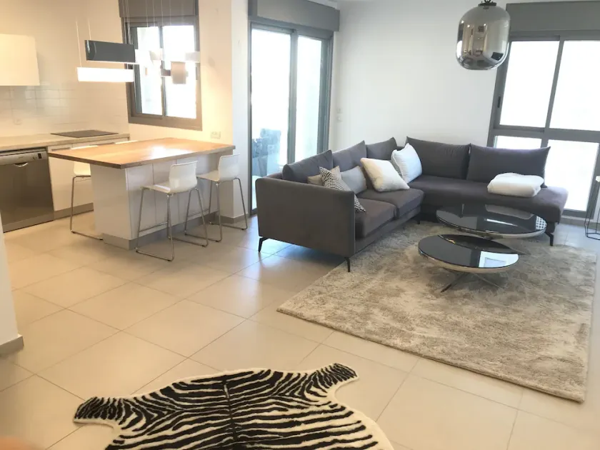 Tel Aviv Modern & Spacious  3 BR Luxury Apt in a good aria close to the lake - Image 1