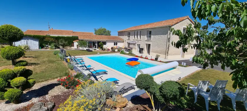Casa vacacional totalmente equipada con jardín, barbacoa y piscina | Vistas al jardín - Image 1