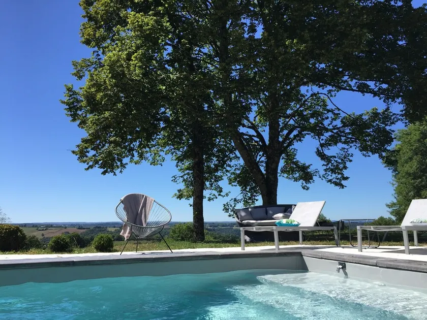 Hus med pool omgiven av naturen - Image 1