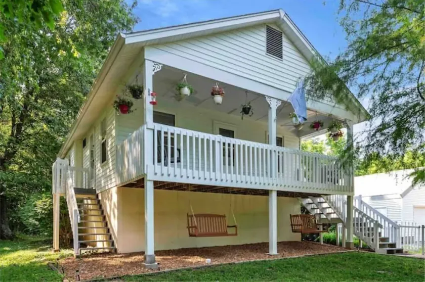 Beautiful Cottage on Large one Acre Private Lot - Image 1