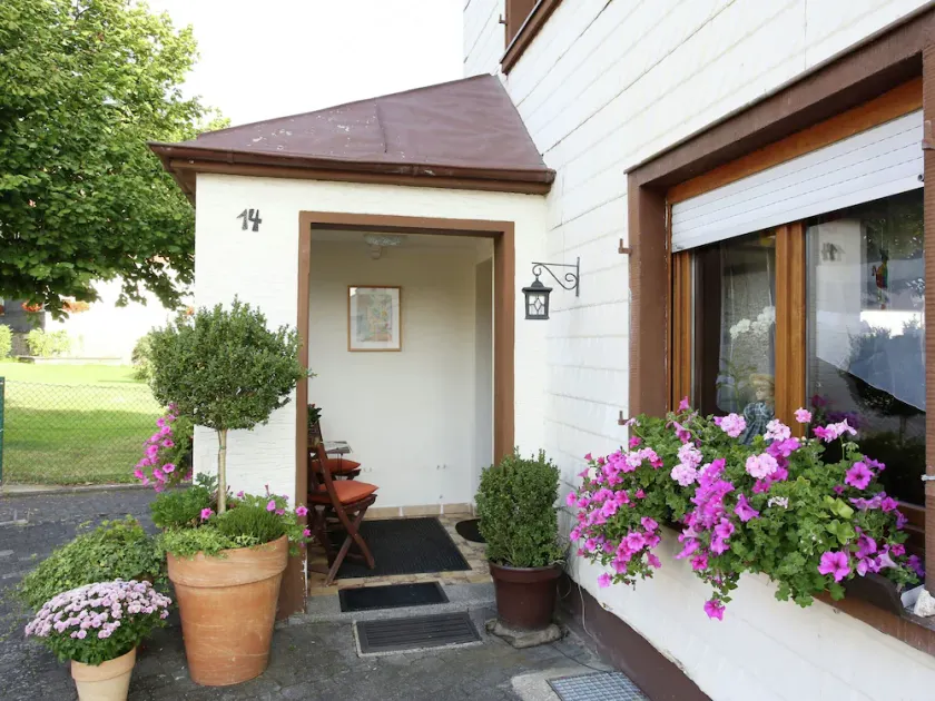 Apartment with terrace and pool in the garden - Image 1