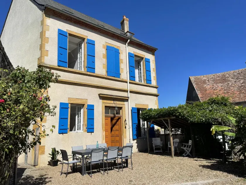 Beautiful 18th-century Bourbonnais house in a charming village with garden - Image 1