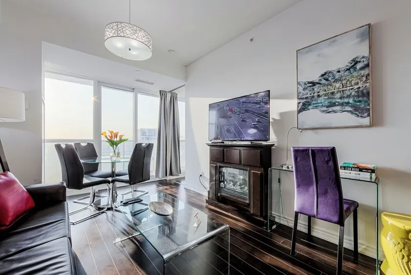 Family Size junior 2 bedroom condo walk to Sick Kids hospital. Sleeps 6. Pets OK - Image 1