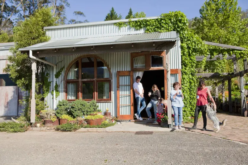 3 bedroom eco house on 160 acre property with private garden and river frontage - Image 1