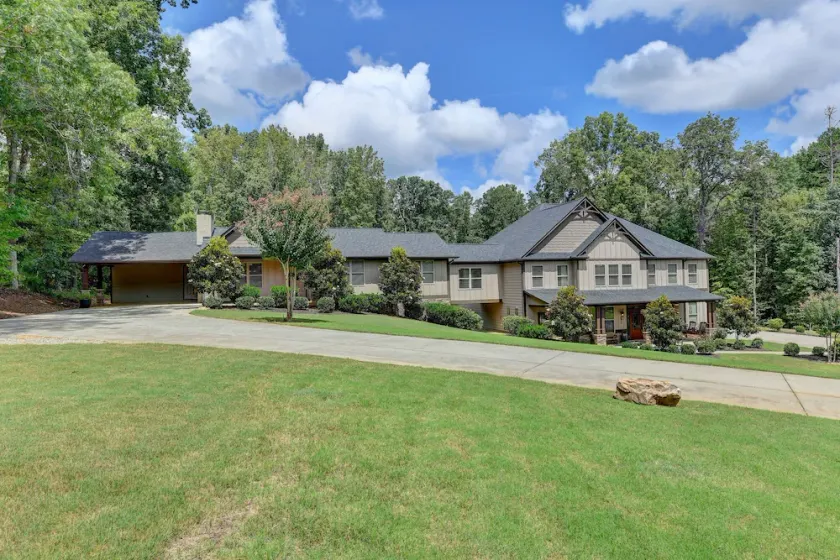 9-bedroom Luxury Home, 4.8 Acre w/ Pool, Minutes to Suwanee downtown and Lake - Image 1