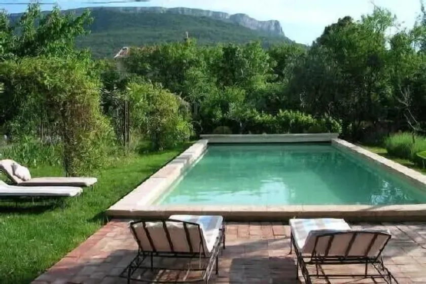 Authentic farmhouse with large swimming pool, near Aix en Provence - Image 1