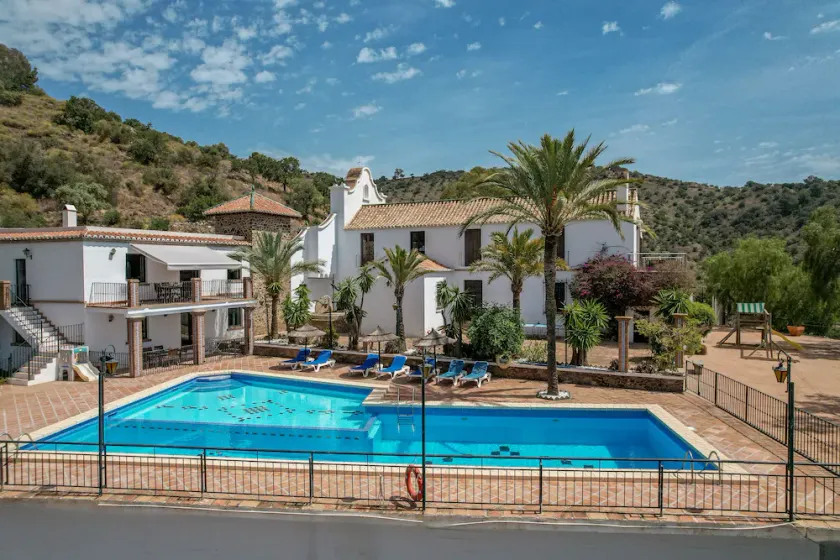 Bougainvillea Self Catering Accommodation With Fabulous Views and Enormous Pool - Image 1