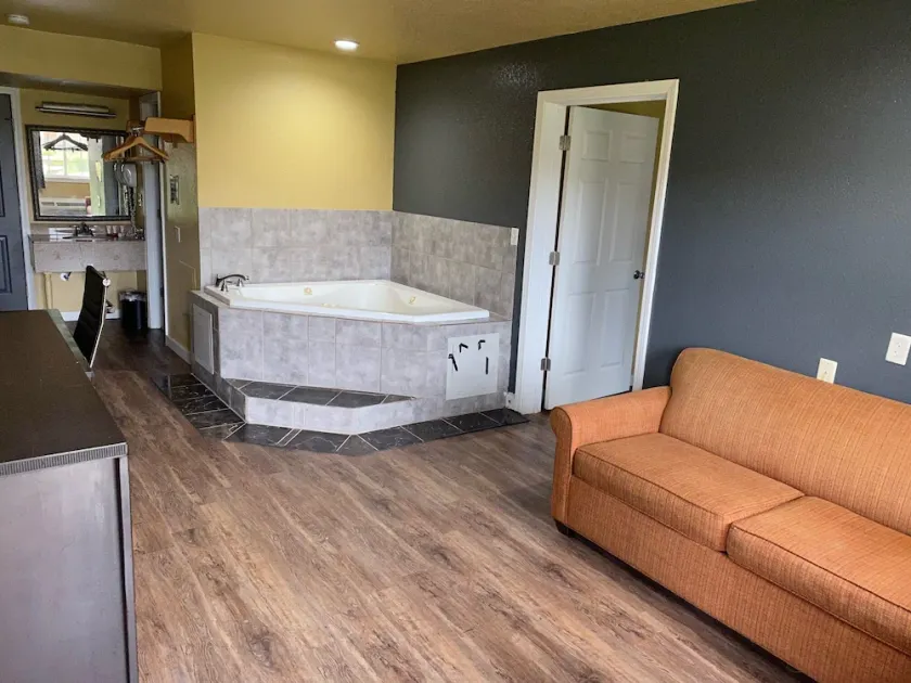 Woodridge Inn and Suites - Image 1