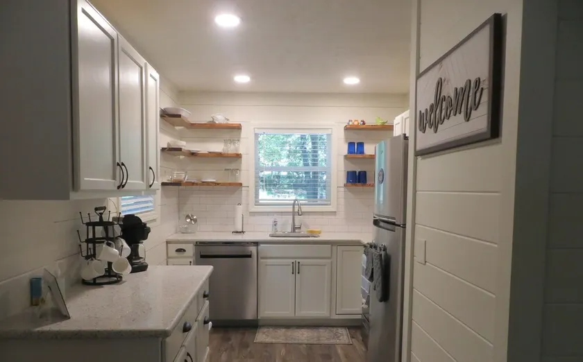 LAKEFRONT Retreat! <br>Escape To Lake Hartwell in this lakeside cottage! - Image 1